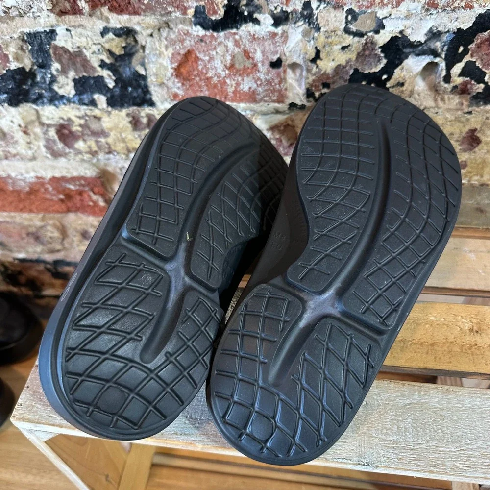 OOFOS OOYEA Unisex Recovery Sandals Black M8 W10 Slide Comfort Shoes